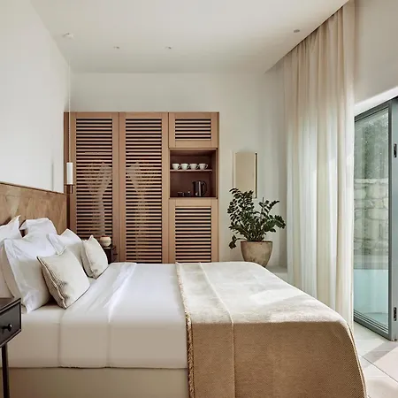 Adonis Hotel 4*