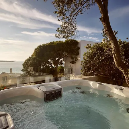 Adonis Hotel 4*